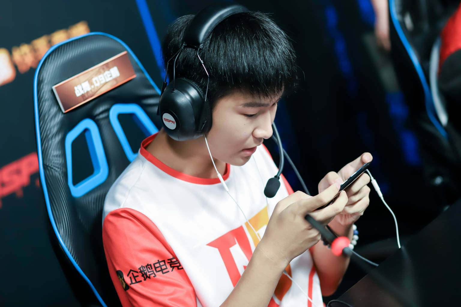 FPX鏖战LGD,Gumayusi送出助攻 FPX鏖战LGD,Gumayusi送出助攻