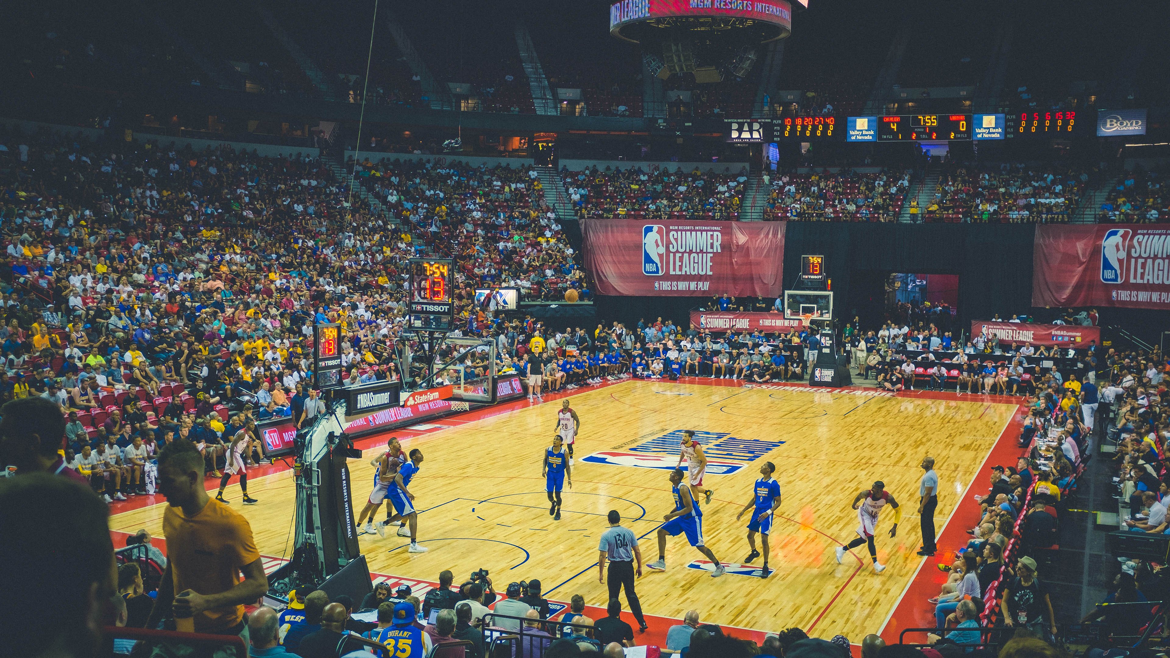 跨界体育狂想曲，曼城逆转乌克兰铁军，李刚仁F1街头赛称王